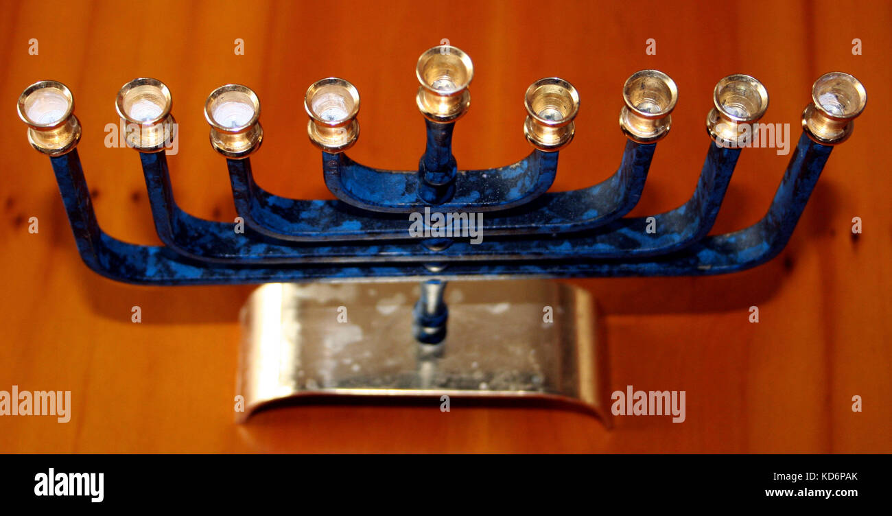 Hanukia o Menorah utilizzato per celebrare la festa di Hanukah / Chanukah. 9 candelabro, 8 dei rami a significare i 8 giorni che la luce eterna nella sinagoga divenne sempre più luminosa nonostante la mancanza di olio - considerato come il miracolo di Hanukah. Hanukiah Foto Stock