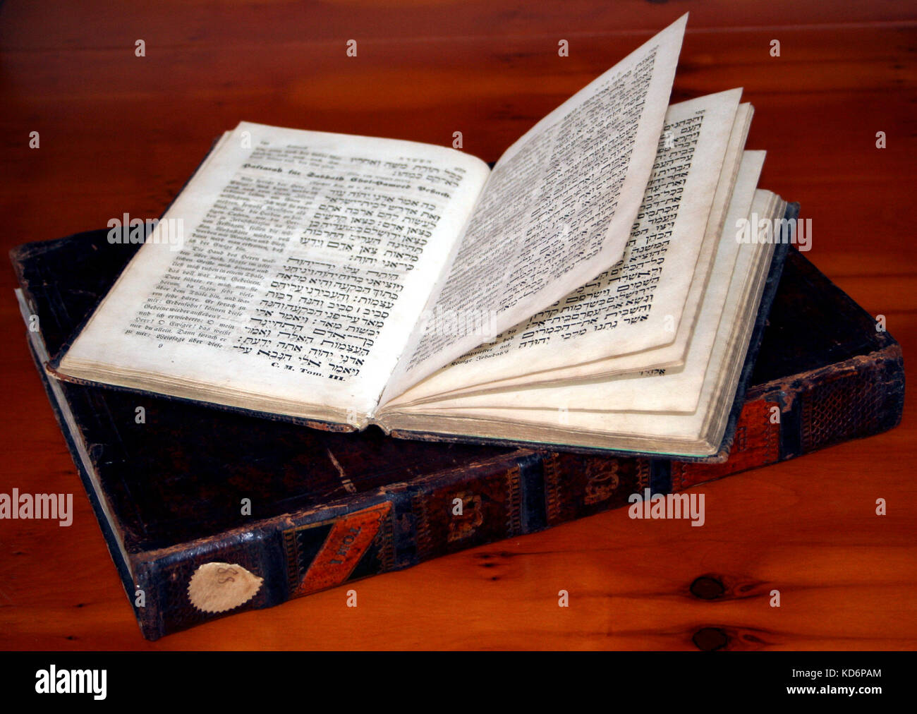 Gemara o Talmud - aprire la pagina che mostra post-exilic (4 al 8 secolo) commento rabbinico su la Mishnah (testo centrale), circondato da spiegazioni di 11-12secolo rabbini Rashi e il Tosafists. La foto mostra il XIX secolo versione stampata in formato tradizionale Foto Stock