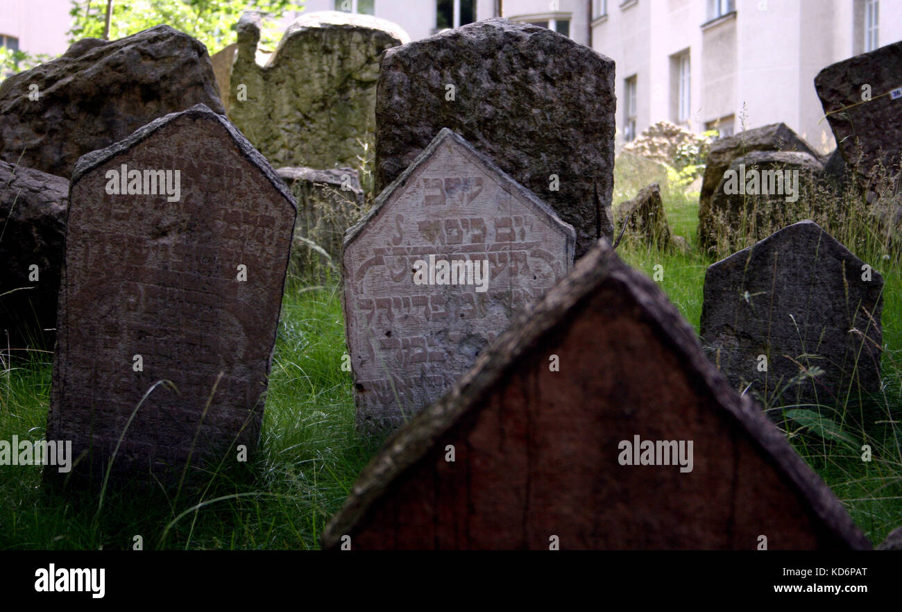 Cimitero ebraico di Praga nel Josefov il quartiere ebraico in vista di- lapidi. Xv secolo cimitero. A causa di restrizioni della Comunità è stato costretto a seppellire i corpi sulla parte superiore di ogni altro - pensato per essere 12 profonda Foto Stock