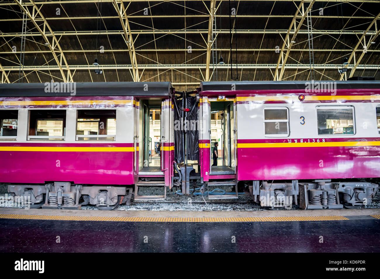 Un treno carrello attende dalla piattaforma in hua lamphong stazione ferroviaria Bangkok in Thailandia. Foto Stock
