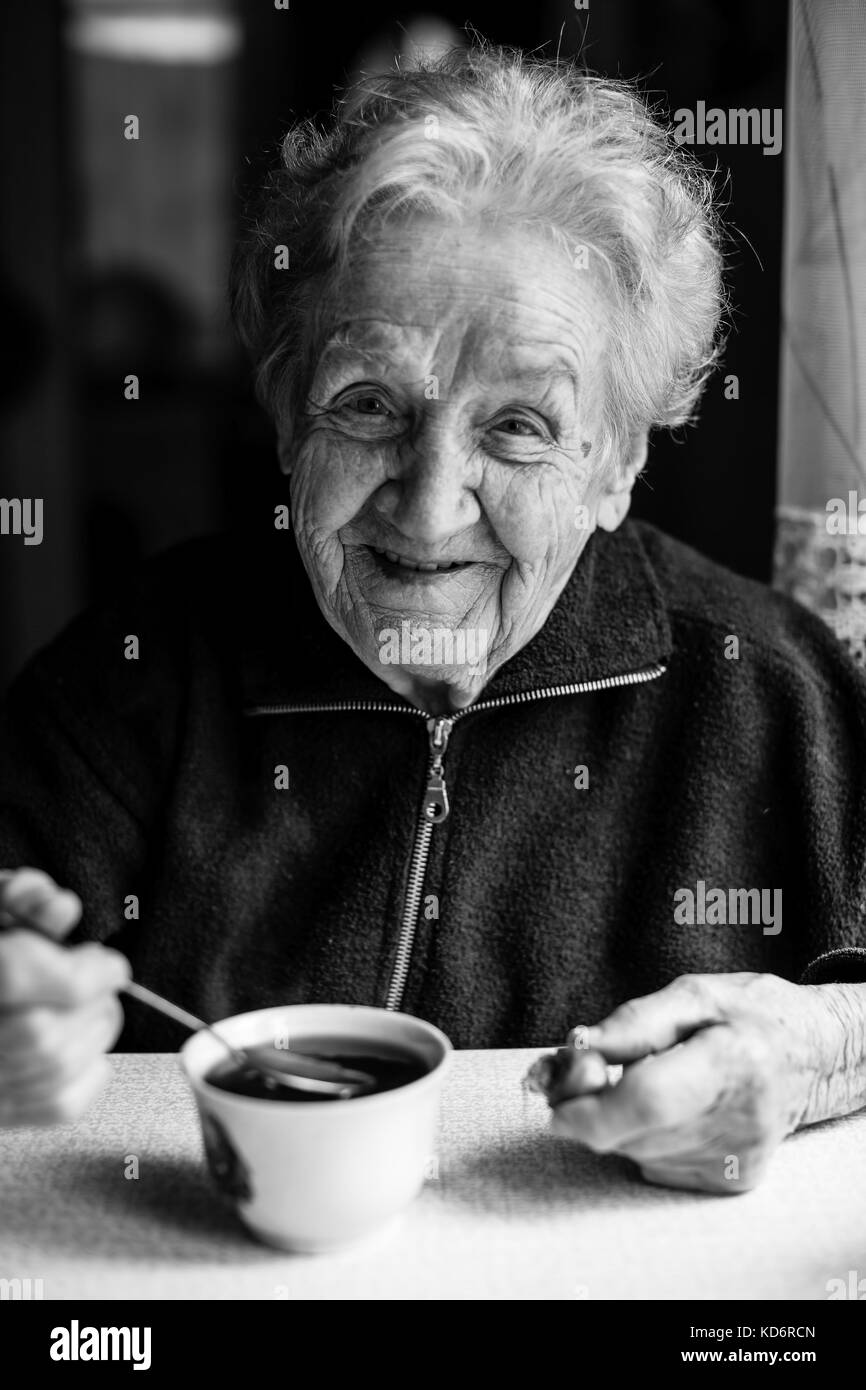 Ritratto di una donna anziana, una in bianco e nero photo. Foto Stock