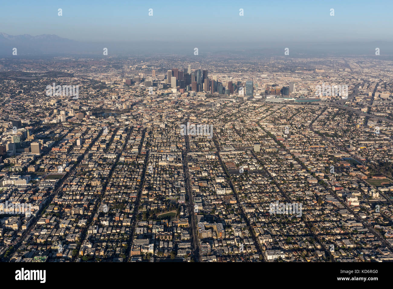 Pomeriggio Vista aerea di strade urbane e gli edifici ad ovest del centro cittadino di Los Angeles in California del Sud. Foto Stock