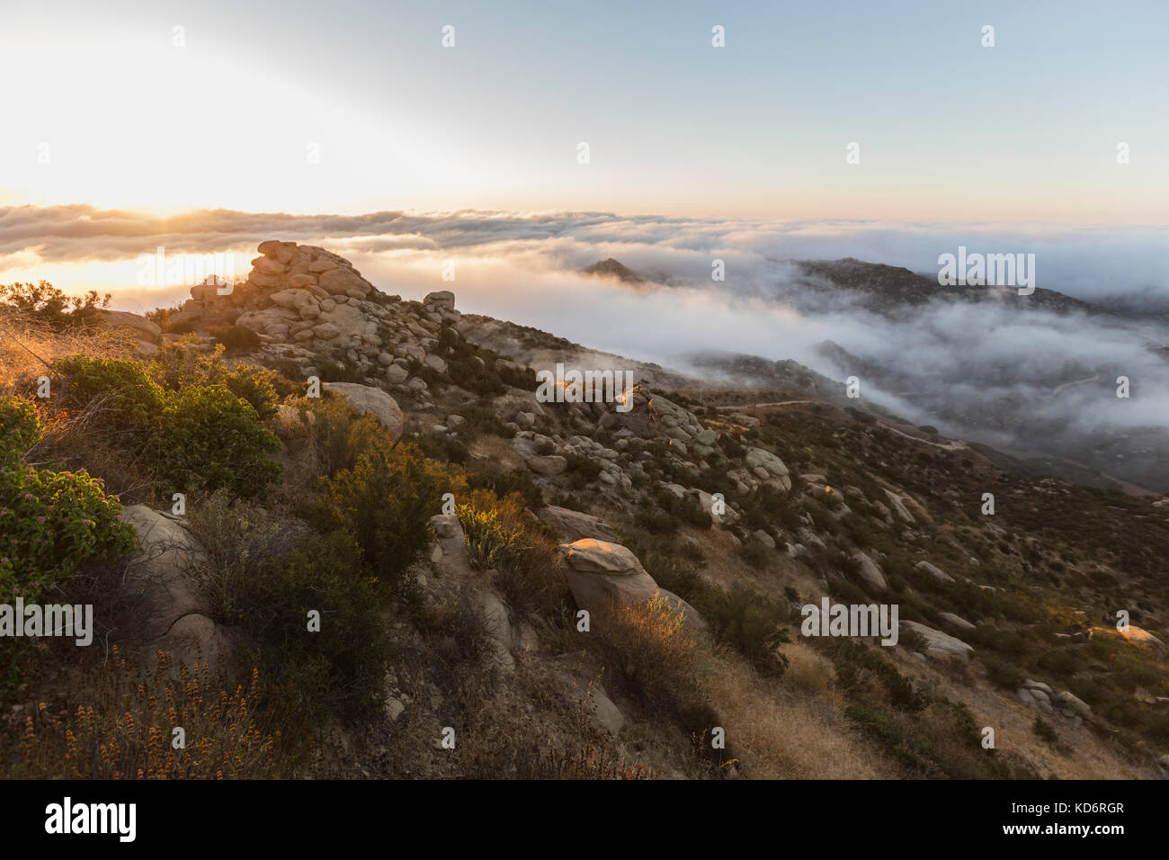 Alba di nuvole a picco roccioso Park sopra la valle di San Fernando in Los Angeles, California. Foto Stock
