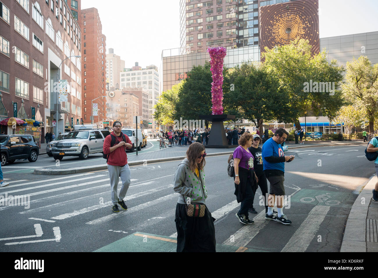 "Rosa torre di cristallo' dall'artista daly chihuly va sul display in Union Square Park a New York venerdì 6 ottobre 2017. di 31 piedi di altezza scultura, fatta di polyvitro crystal, una forma di plastica in ghisa e acciaio è parte del cinquantesimo anniversario dell'arte nei parchi programma. chihuly è noto per il suo lavoro in studio di movimento del vetro utilizzando il mezzo di vetro per trascendere il suo 'scaltrezza' nell'arte. "Rosa torre di cristallo" rimarrà sul display fino a ottobre 2018.(© richard b. levine) Foto Stock