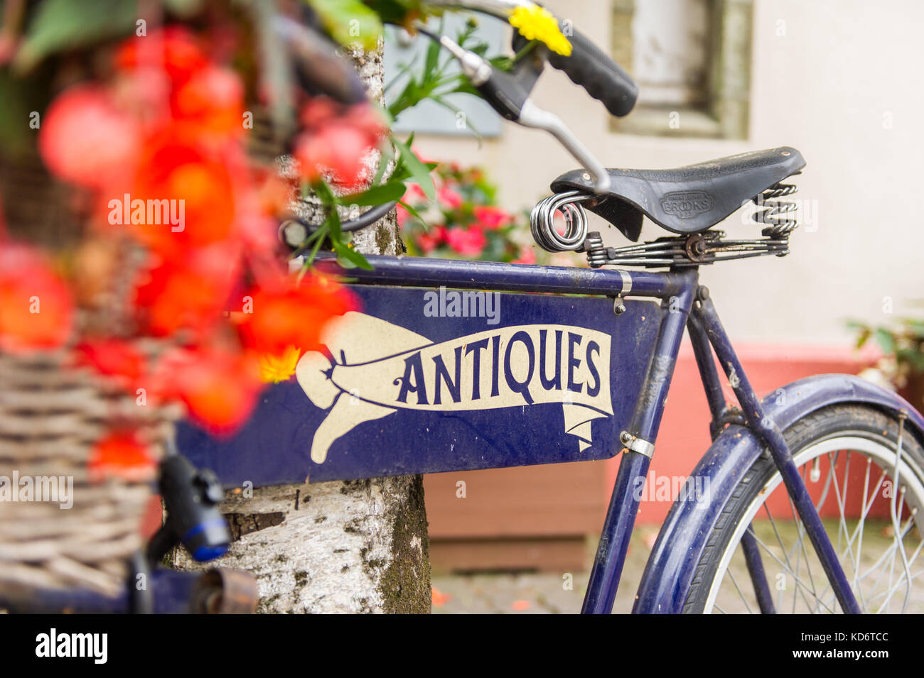 In stile vintage bicicletta con la parola 'antiques' sulla traversa la pubblicità di un negozio di antiquariato a Skibbereen, Irlanda. Foto Stock