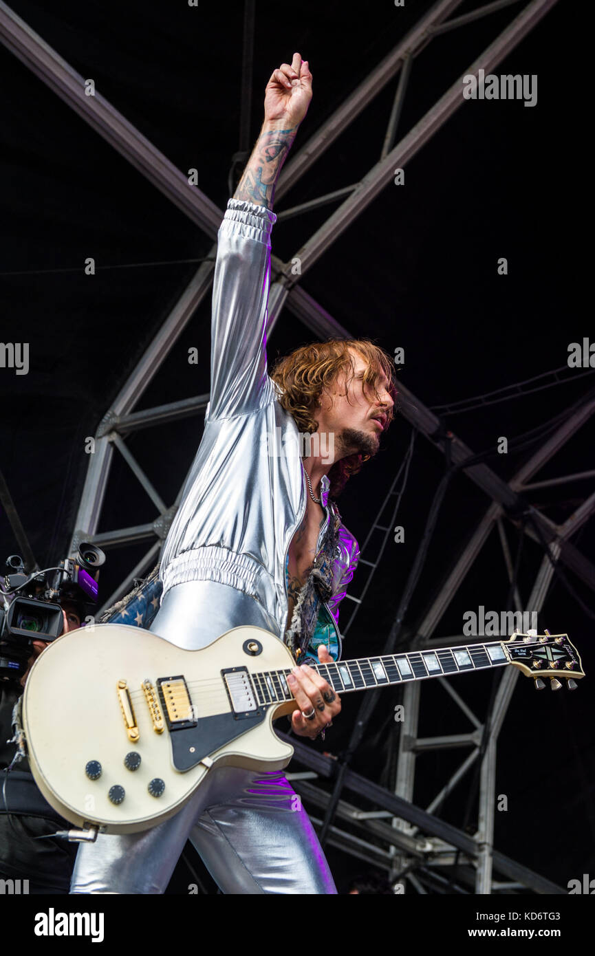 Justin Hawkins, cantante e chitarrista di tenebre, suona dal vivo sul palco del Festival Godiva, Coventry, West Midlands, Regno Unito. Foto Stock
