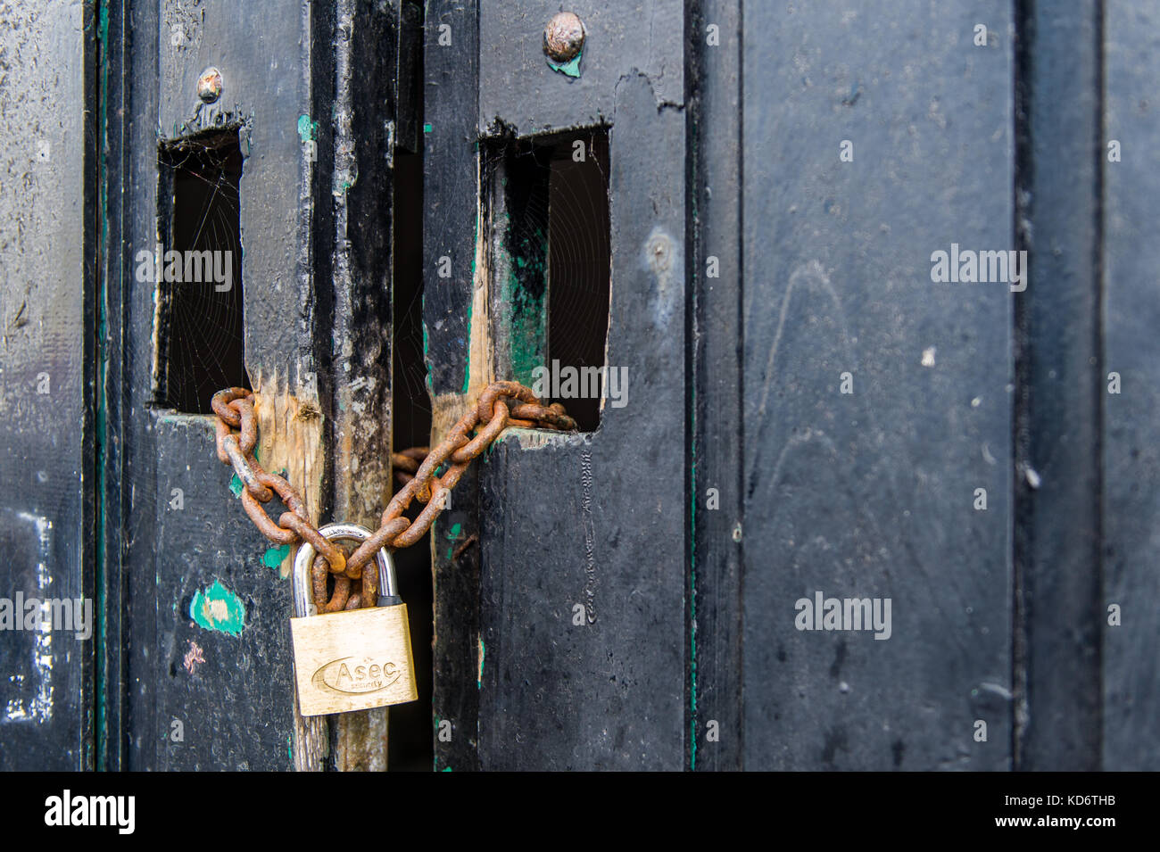Incatenati e bloccato cancello nero con spazio copia, ideale per la copertina del libro. Foto Stock