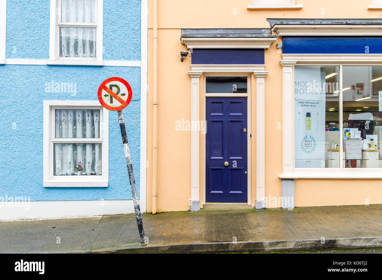 Nessun segno di parcheggio in Schull Main Street, Schull, Irlanda. Foto Stock