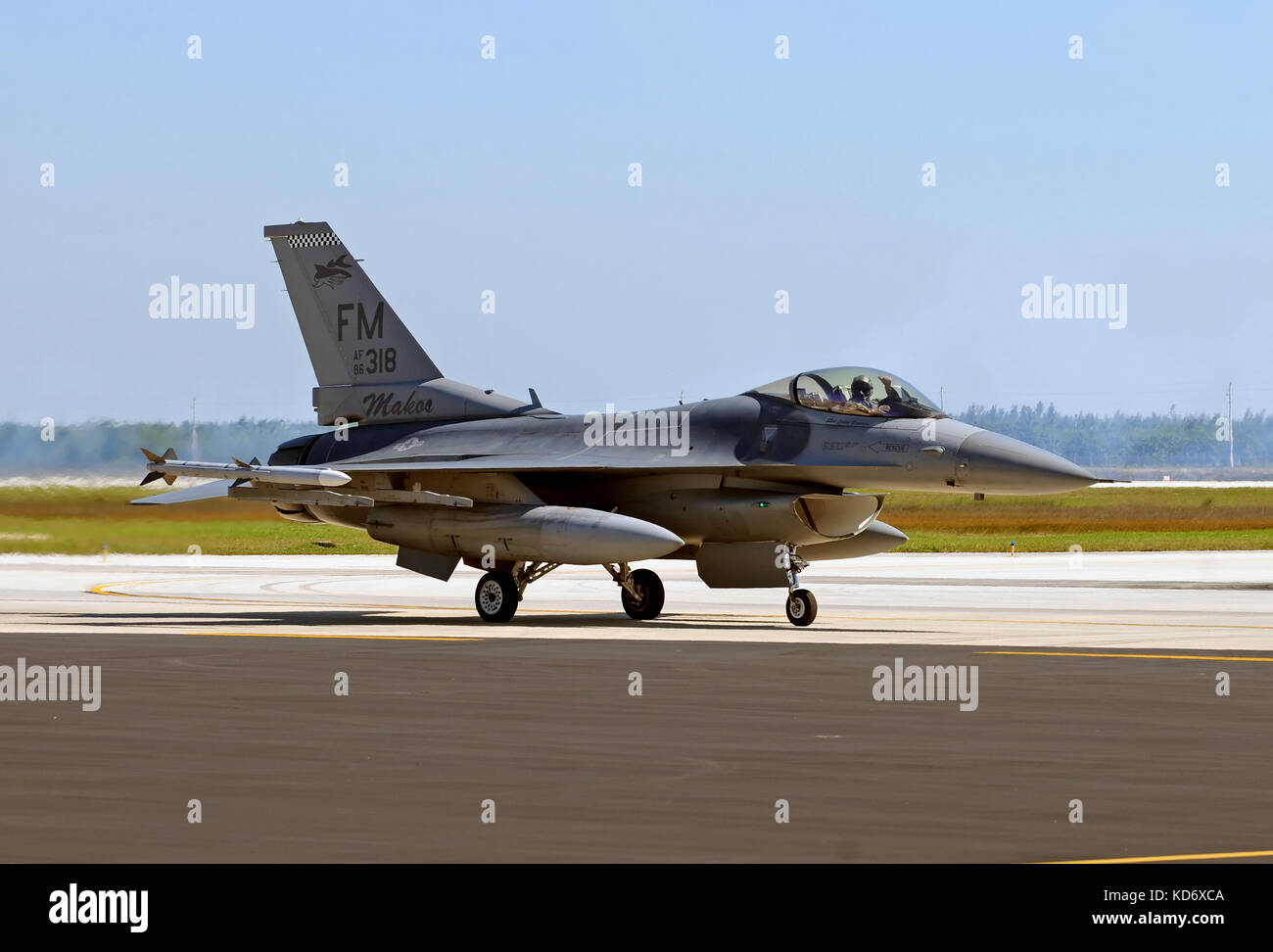 Miami, Florida - 6 novembre 2010: US Air Force f-16 jet fighter retirning dalla missione. homestead air base di riserva a sud di Miami è a casa per le squa Foto Stock