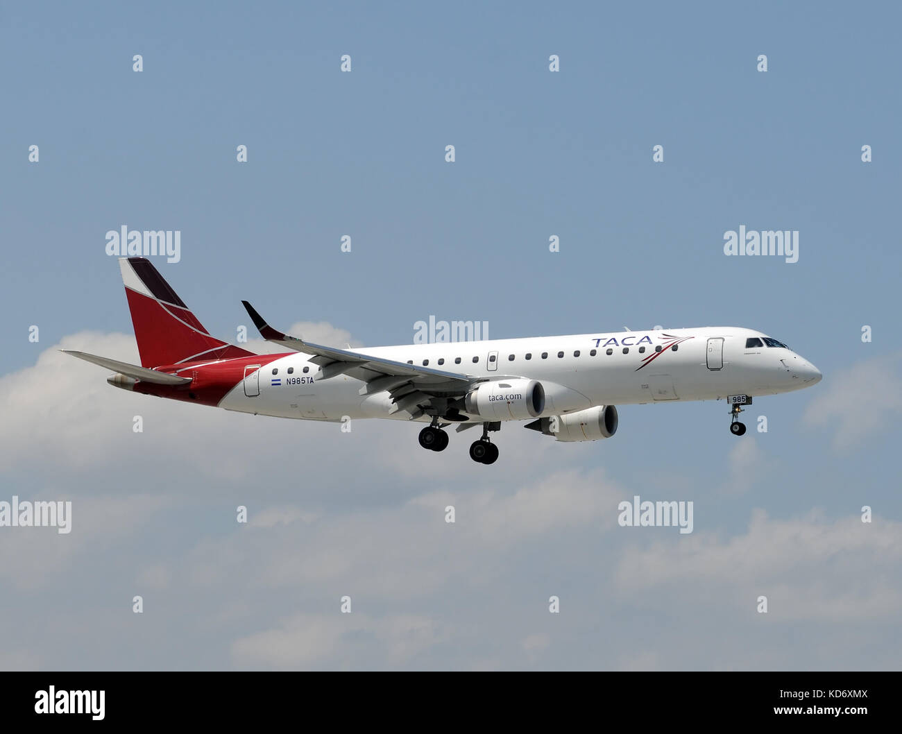 Miami, Stati Uniti d'America - Aprile 8, 2011: taca airlines Embraer 190 jet atterraggio all'aeroporto internazionale di Miami. gropo taca è un gruppo del centro di American Airlines f Foto Stock