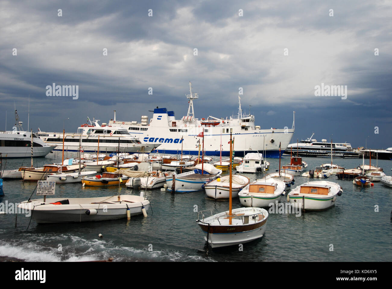 Capri, Italia - 25 ottobre 2007: occupato marina sull'isola di Capri l'isola del Mediterraneo è una popolare destinazione turistica per tutto l'anno. Foto Stock