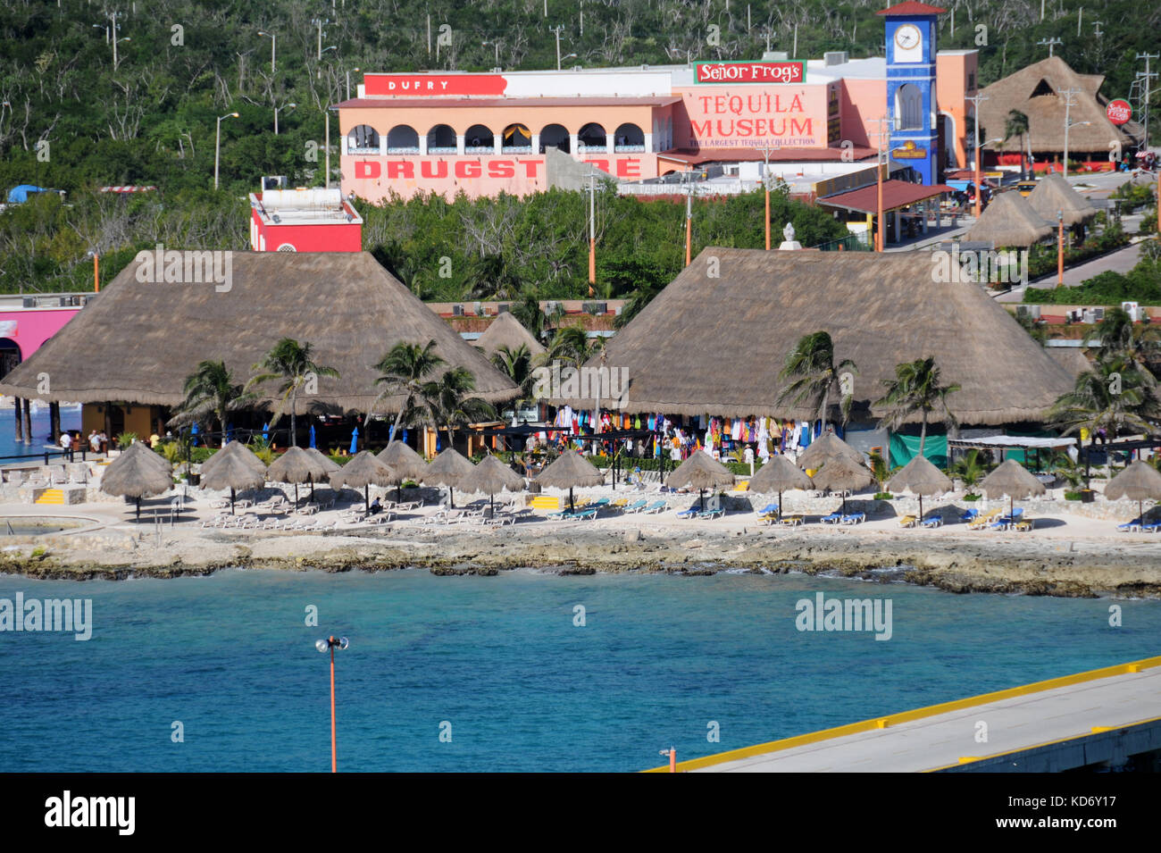 Costa Maya, Messico - 13 dicembre 2010: le imprese locali benvenuti i passeggeri delle crociere in costa maya messico. Il turismo è la principale fonte di reddito per TH Foto Stock