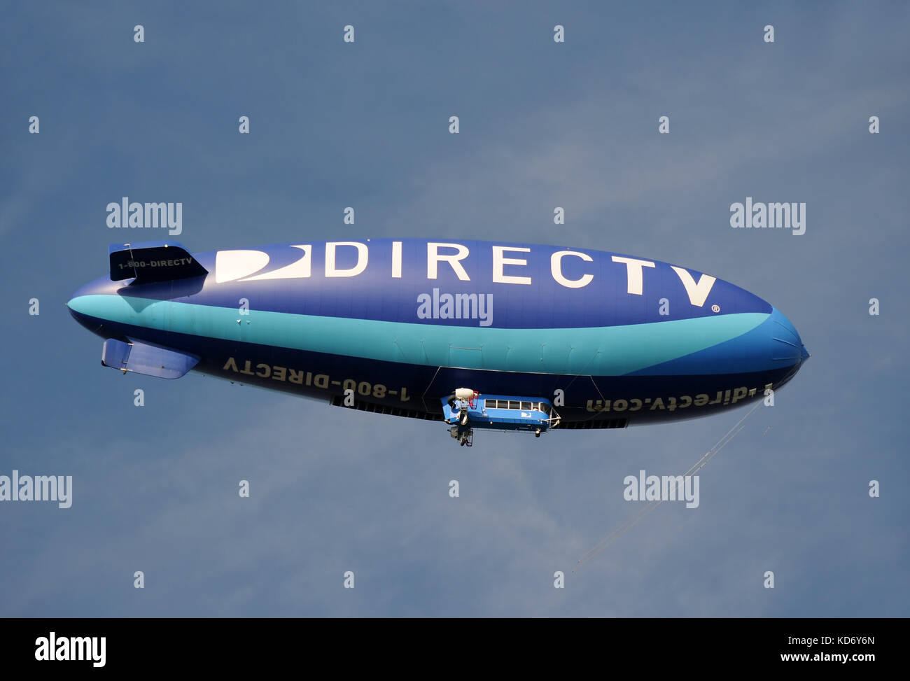 Miami, Florida - gennaio 16, 2011: directv del dirigibile promozionale di volare al di sopra della Florida del sud spiagge. il fornitore della televisione via satellite è noto per la sua inn Foto Stock