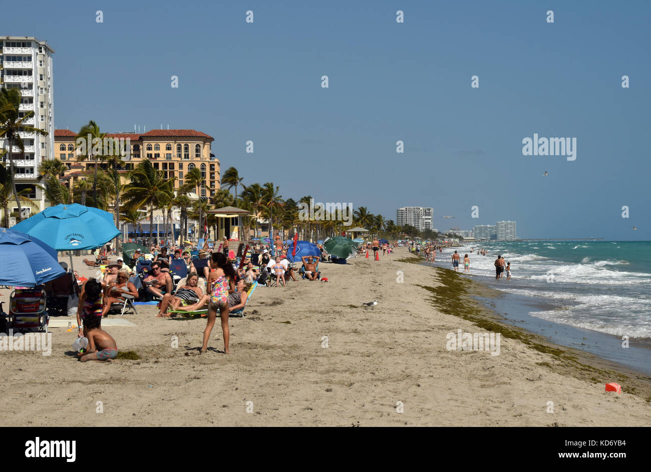 Hollywood, Stati Uniti d'America - februaary 22, 2015: escursionisti godere di una giornata di sole sulla spiaggia in Hollywood Florida il 22 febbraio 2015 Foto Stock