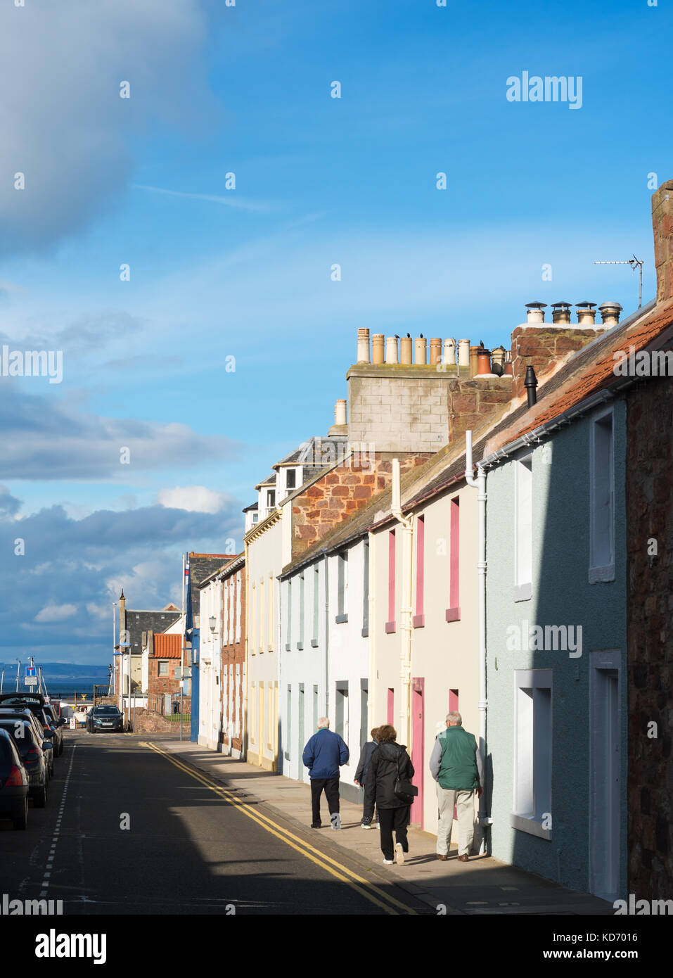 La gente che camminava lungo il Victoria Road, North Berwick, East Lothian, Scozia, Regno Unito Foto Stock