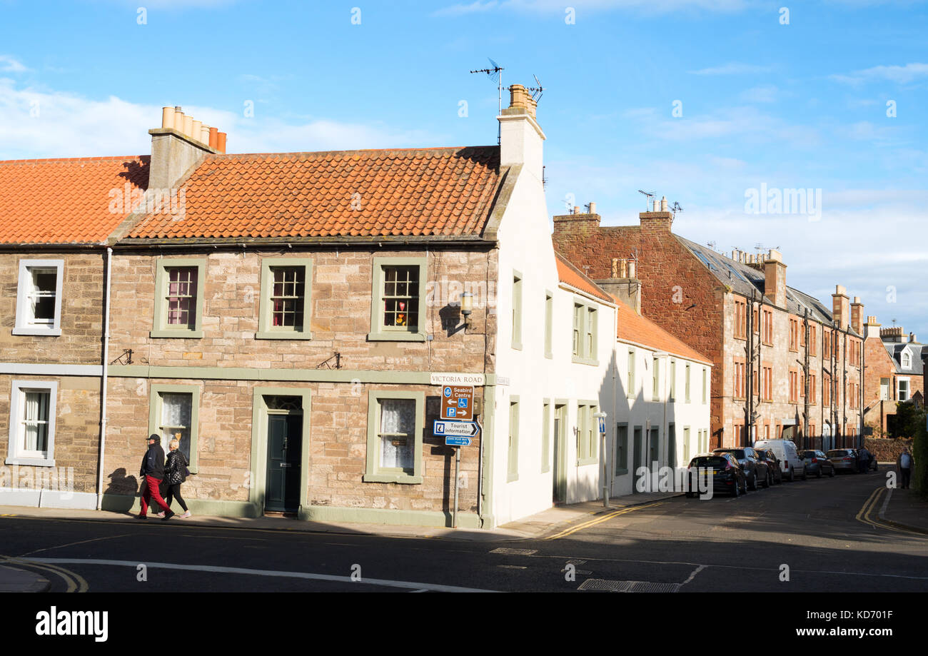 Pietra arenaria rossa case in Victoria Road, e luogo di Melbourne, North Berwick, East Lothian, Scozia, Regno Unito Foto Stock
