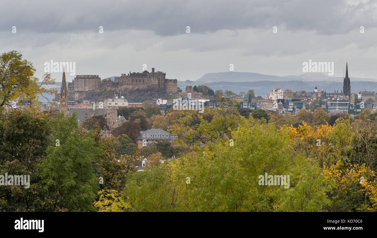 Vista di Edimburgo e il castello di Edinburgo e guardando verso nord dal Blackford Hill verso le colline di Lomond in Fife, Edimburgo, Scozia, Regno Unito Foto Stock