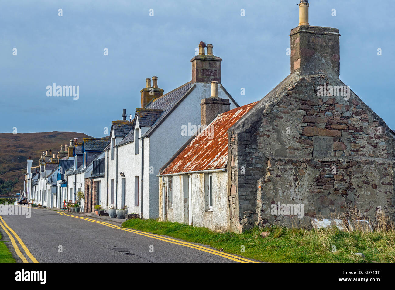 West Shore Street Ullapool si affaccia verso Loch Brook, Scozia nord-occidentale Foto Stock