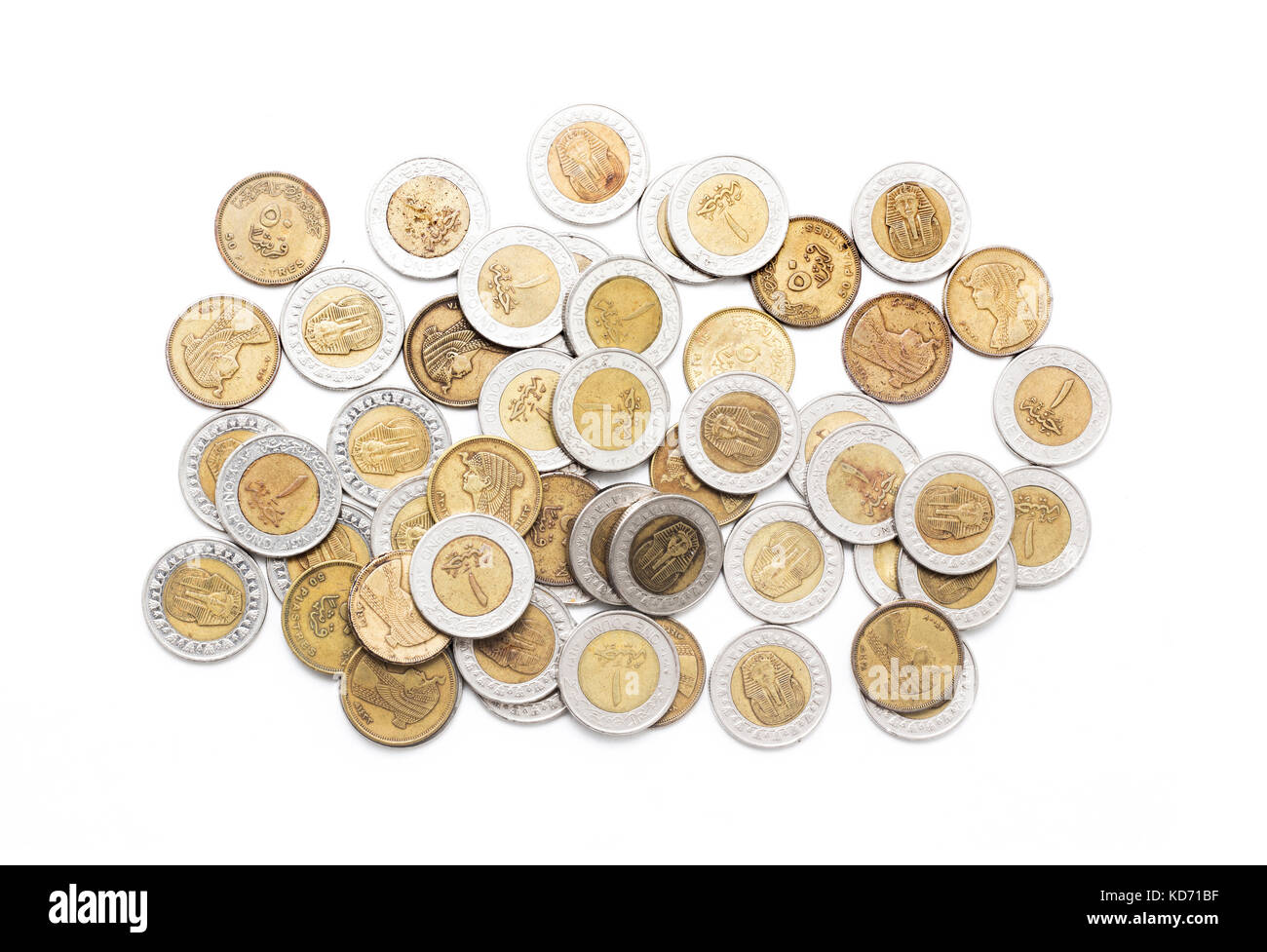 Pila di sterline egiziane, impuro di monete, isolati su sfondo bianco Foto Stock