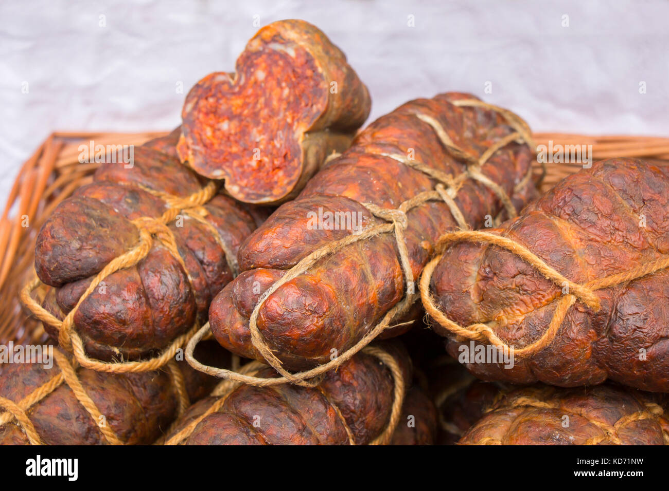 Kulen è famosa autentica salsiccia piccante tipico della Slavonia carne secca della Croazia Foto Stock