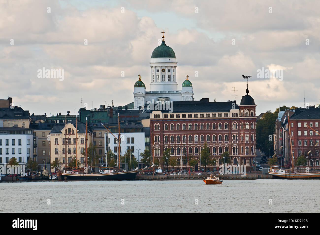 Quay a Helsinki con il ormeggiato a tribunali e una sorta di una cattedrale Foto Stock