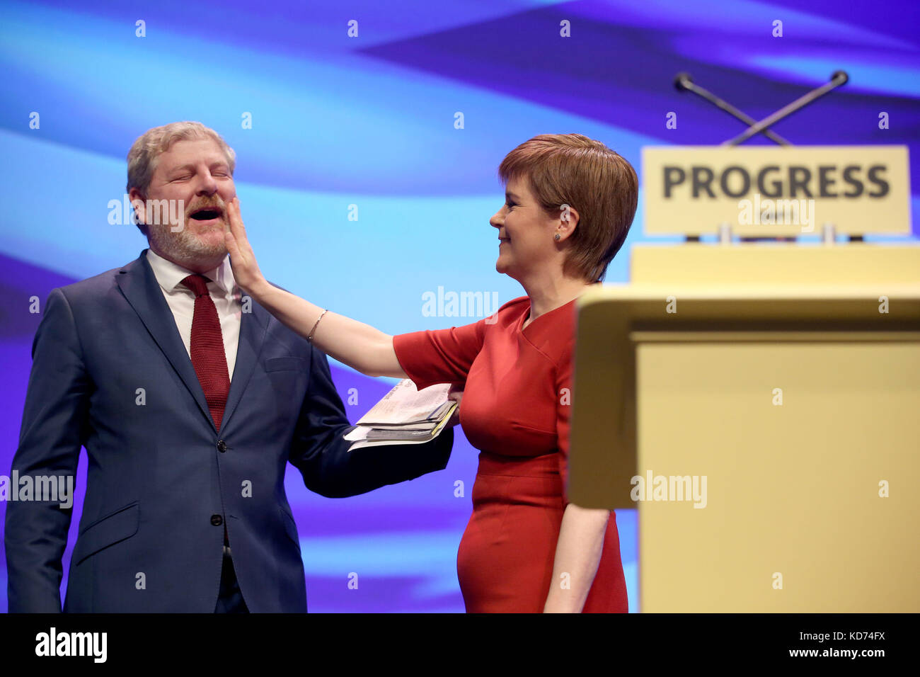 Il primo Ministro Nicola Sturgeon ha fatto la barba al leader del deposto Angus Robertson dopo aver parlato ai delegati della conferenza del Partito Nazionale Scozzese al SEC Centre di Glasgow. Foto Stock