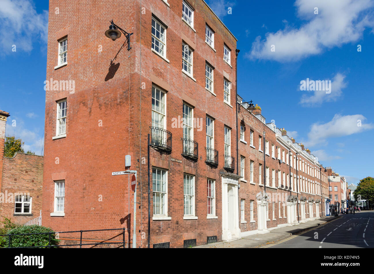 Fila di Georgian red edifici in mattoni in Bridge Street, Worcester Foto Stock