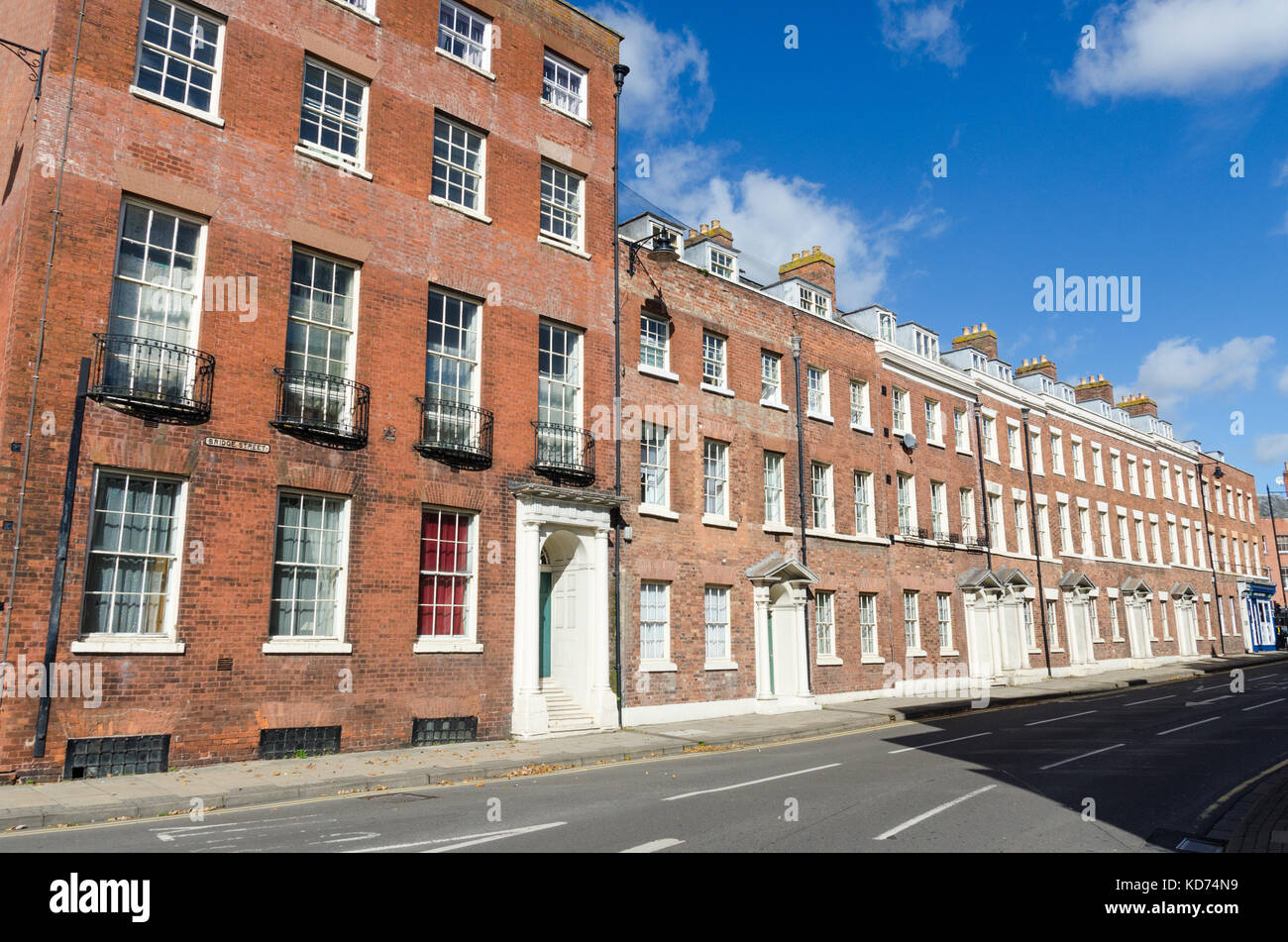 Fila di Georgian red edifici in mattoni in Bridge Street, Worcester Foto Stock