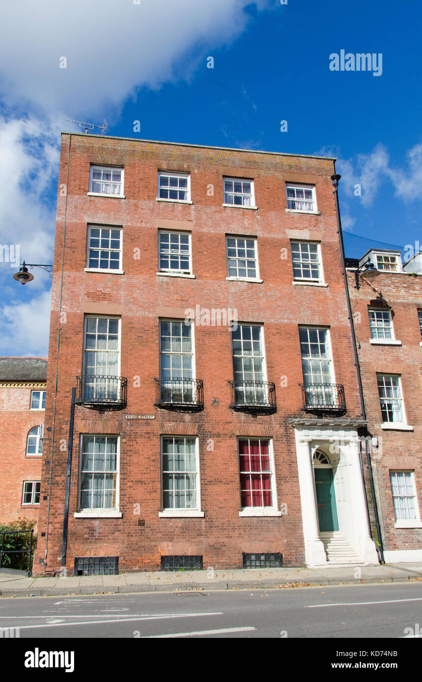 Fila di Georgian red edifici in mattoni in Bridge Street, Worcester Foto Stock