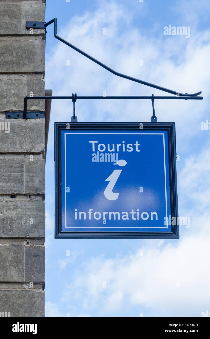 Grande segno blu appesa fuori ufficio informazioni turistiche presso la Guildhall di Worcester REGNO UNITO Foto Stock