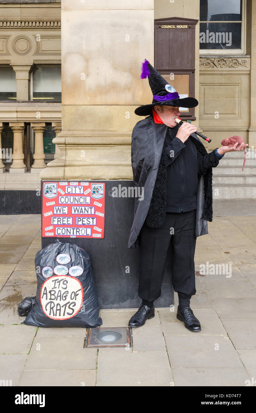Uomo vestito come Pied Piper of Hamlyn proteste al di fuori del consiglio comunale di Birmingham office in Victoria Square circa il numero dei roditori causata da colpire bin Foto Stock