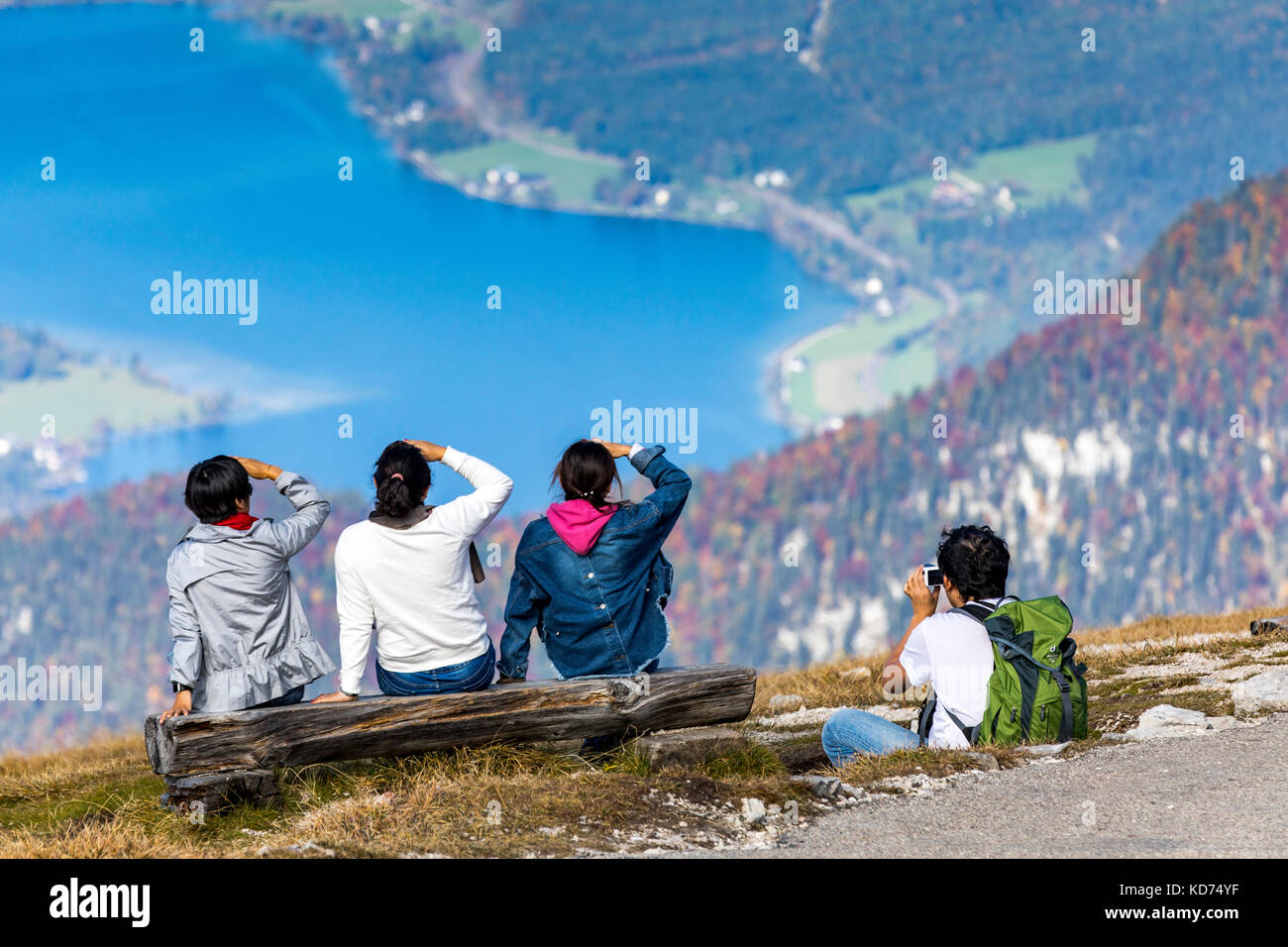 Dachstein mountain range, regione in oberšsterreich, Austria superiore, parte delle alpi, krippenstein area sommitale, Turisti turisti asiatici assume un gruppo Foto Stock