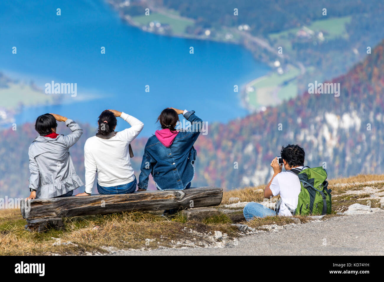 Dachstein mountain range, regione in oberšsterreich, Austria superiore, parte delle alpi, krippenstein area sommitale, Turisti turisti asiatici assume un gruppo Foto Stock