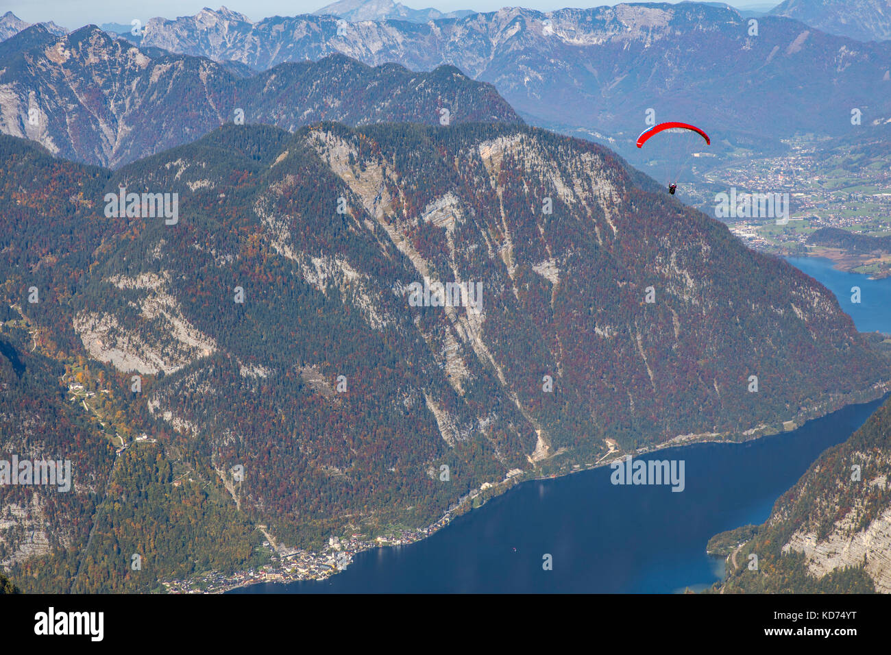 Dachstein mountain range, regione di Oberösterreich, Austria superiore, parte delle alpi, krippenstein area sommitale, parapendio sul lago Hallstatt, Foto Stock