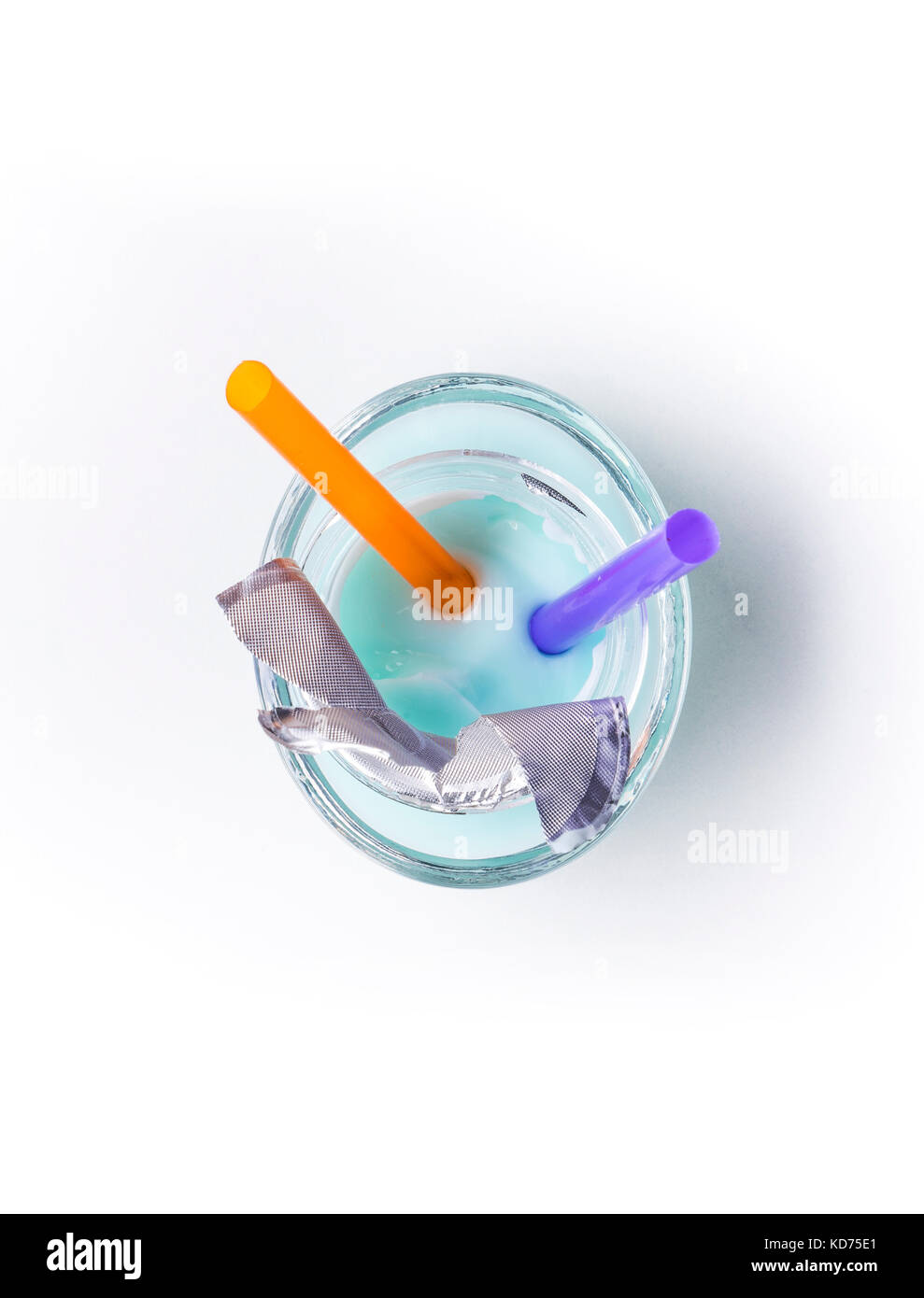 Concetto di una crema nutriente per il corpo e per il viso Pelle su sfondo bianco Foto Stock