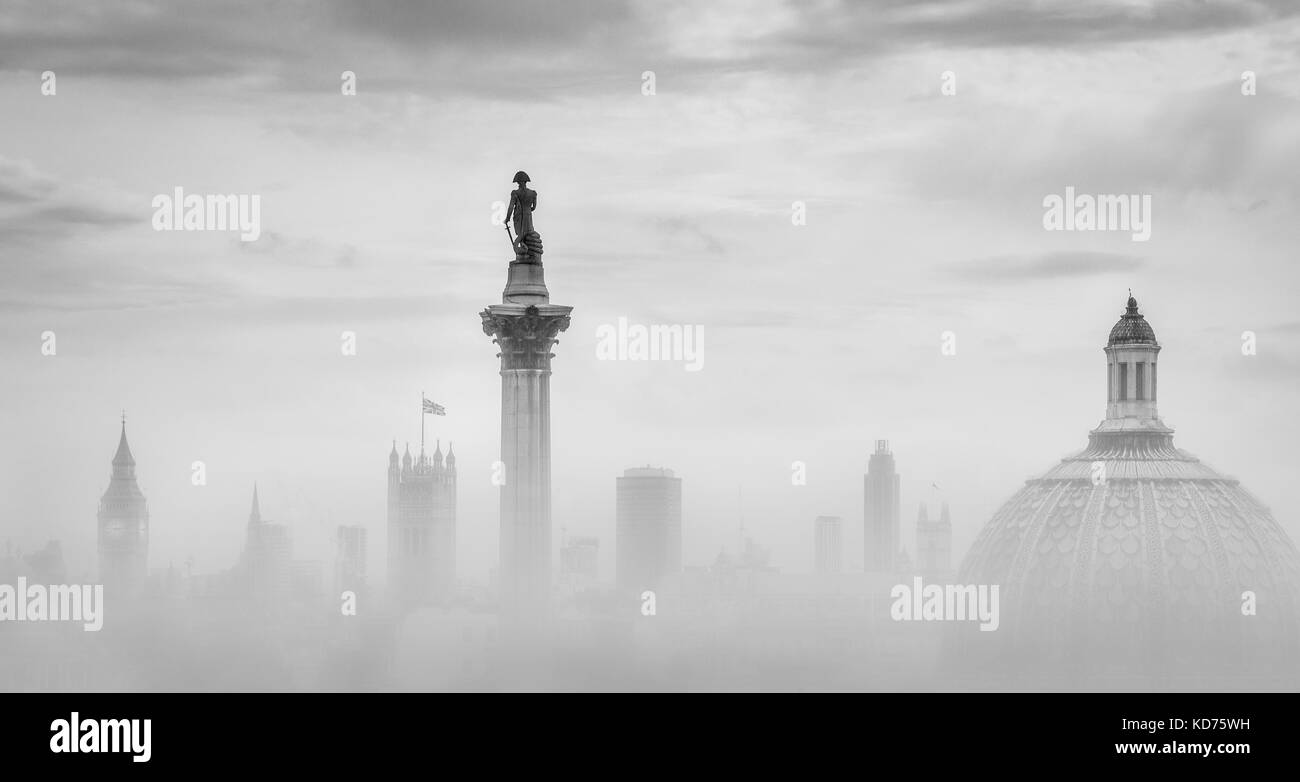 Colonna di Nelson in Trafalgar Square, la Casa del Parlamento e la cupola della National Gallery di Londra REGNO UNITO Foto Stock