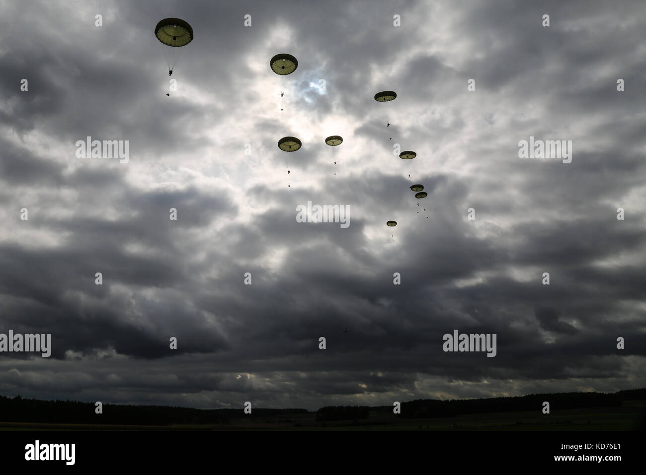 Paracadutisti del 2° Reggimento paracadutisti, esercito britannico uscire un boeing C-17 durante la conduzione di operazioni di volo durante l'esercizio Risposta rapida 17 Foto Stock