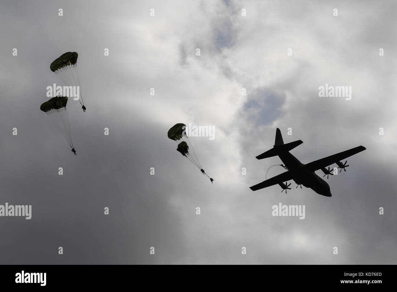 Paracadutisti del 2° Reggimento paracadutisti, esercito britannico uscire un boeing C-17 durante la conduzione di operazioni di volo durante l'esercizio Risposta rapida 17 Foto Stock