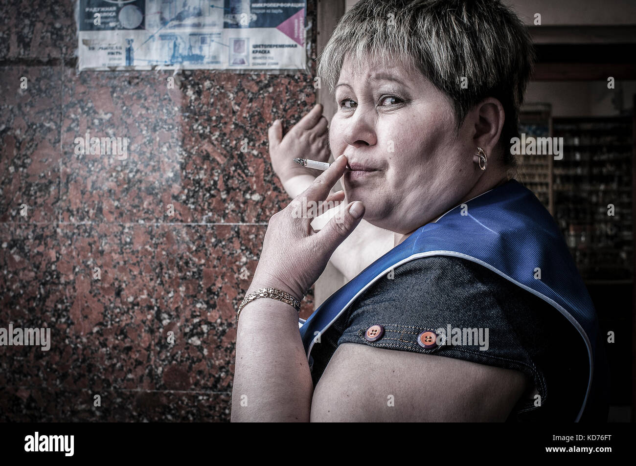 KAZAN, RUSSIE - mai 18 2011 : Vendeuse de fruits et legumes au marche de Kazan le 18 mai 2011 a Kazan, Russie. KAZAN , RUSSIA - MAGGIO 18: Donna che vende Foto Stock