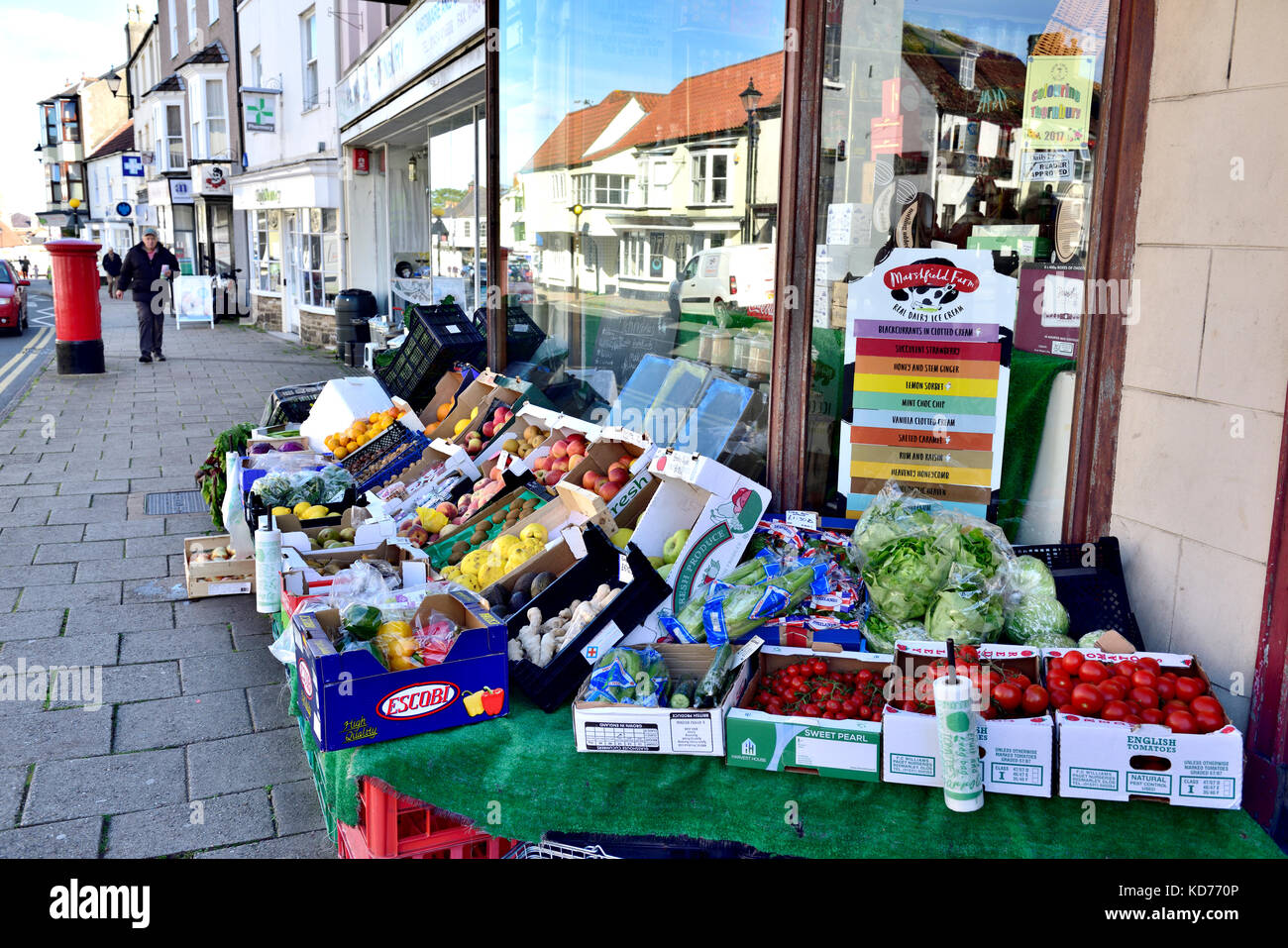 Green grocer shopfront visualizzazione di frutta e verdura sul pavimento nella parte anteriore del negozio nella città mercato di Thornbury, South Gloucestershire, Regno Unito Foto Stock