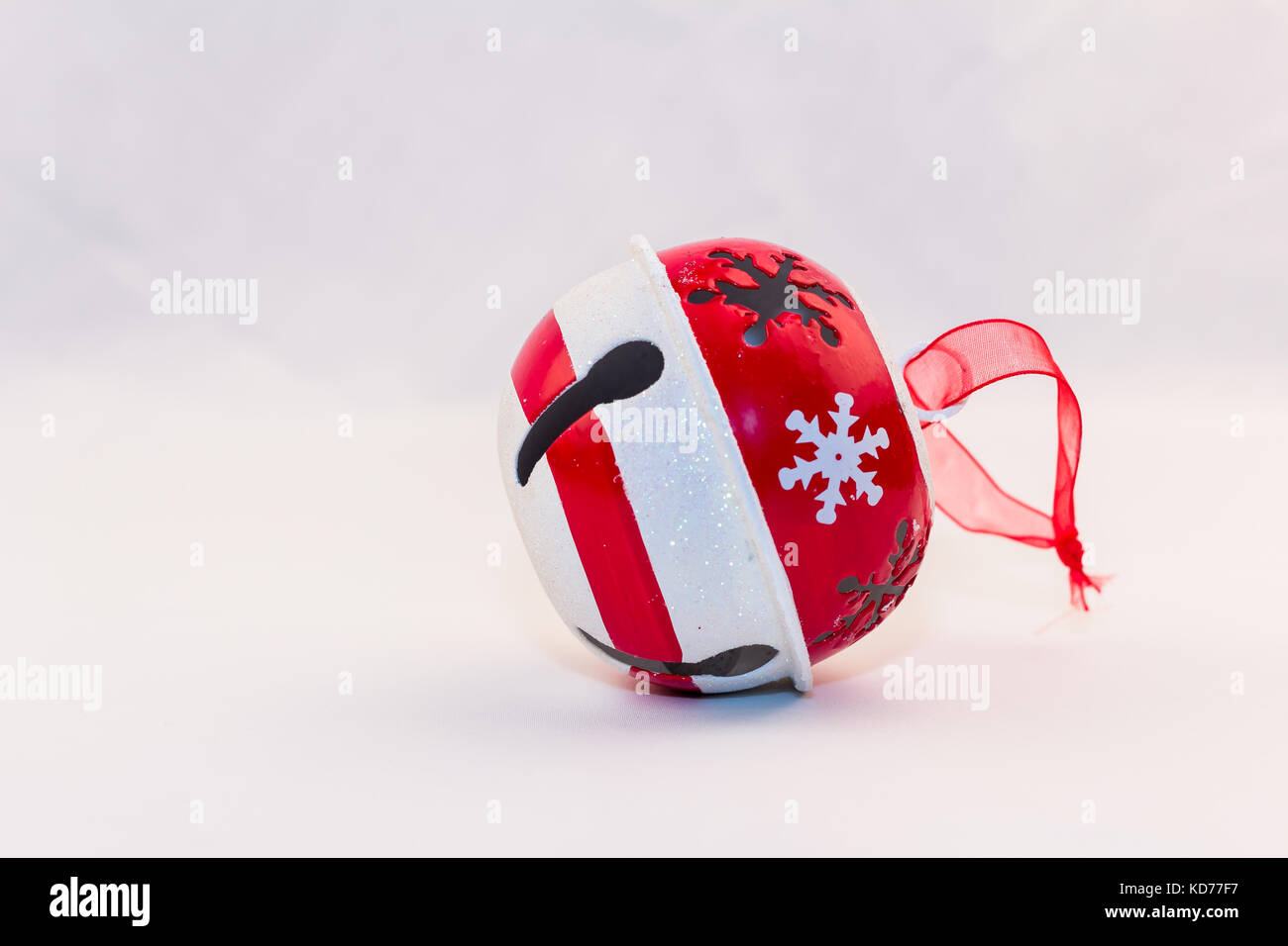 Il bianco e il rosso sleigh bell decorazioni di Natale Foto Stock