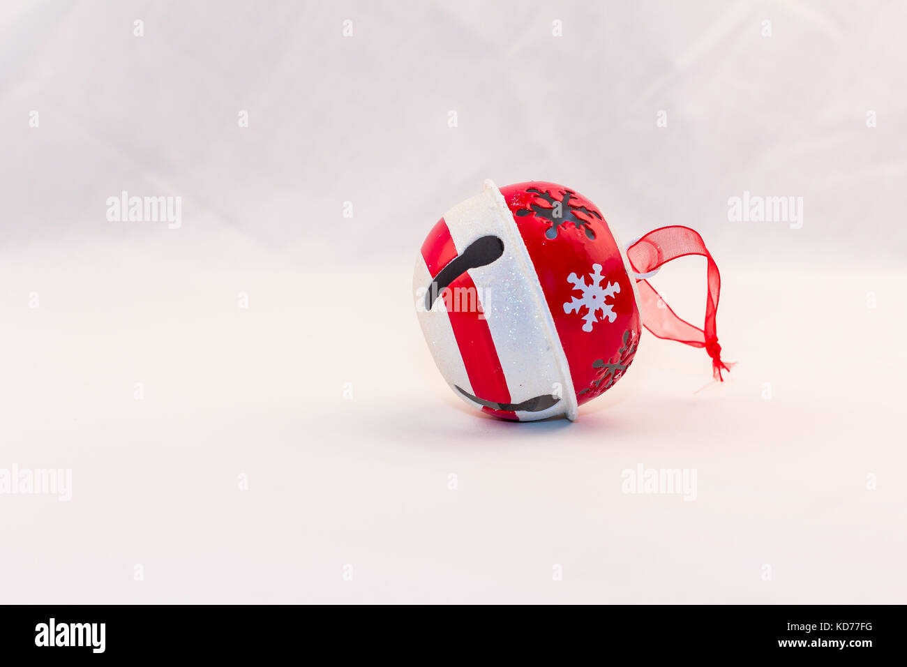 Il bianco e il rosso sleigh bell decorazioni di Natale Foto Stock