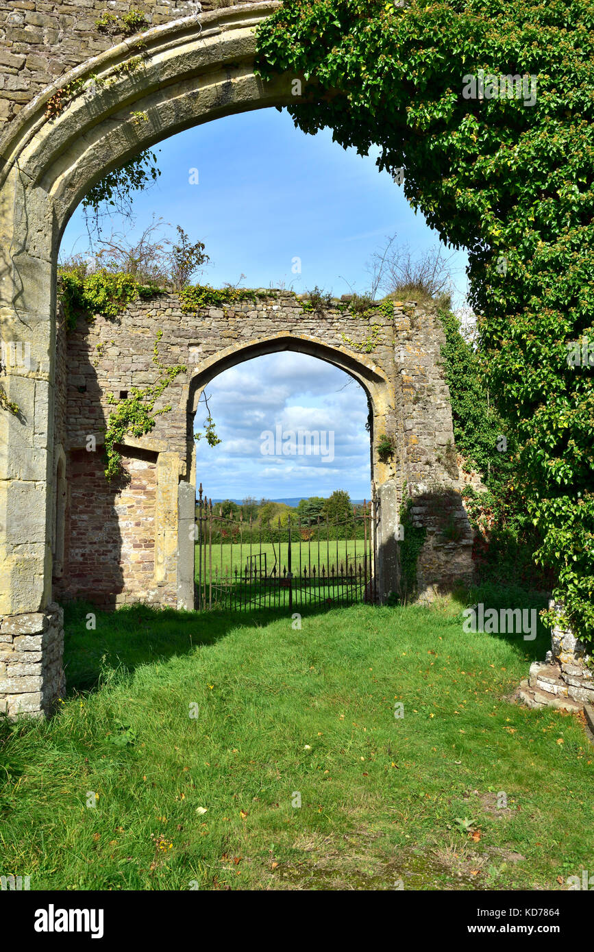 Vecchio incolto arcate in pietra che portano al nulla fuori in campagna inglese Foto Stock