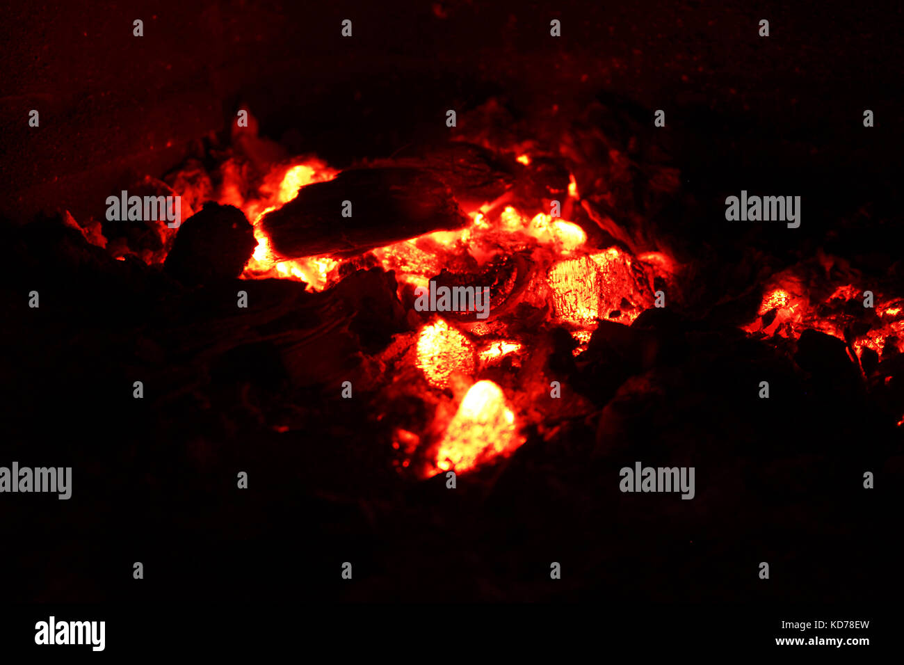 Carboni caldi e la combustione di carbonella, fuoco Foto Stock
