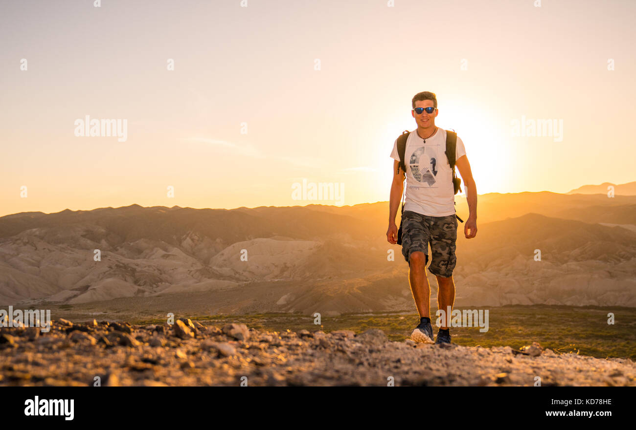 Deserto escursionista. maschio modello escursionismo da solo nel deserto di Mojave. Foto Stock