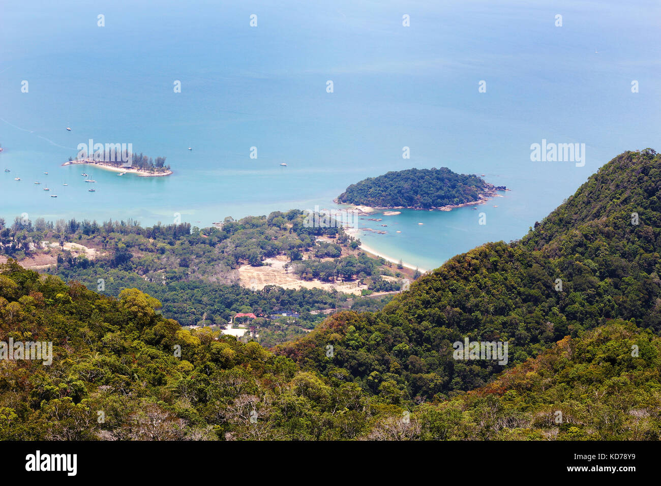 Paesaggio di Langkawi, foresta e oceano, Malaysia, vista dall'alto Foto Stock