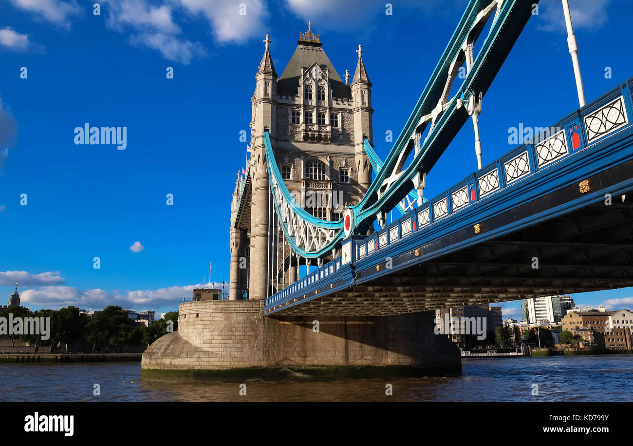 Il Tower Bridge di Londra in giornata soleggiata, Inghilterra, Regno Unito. Foto Stock