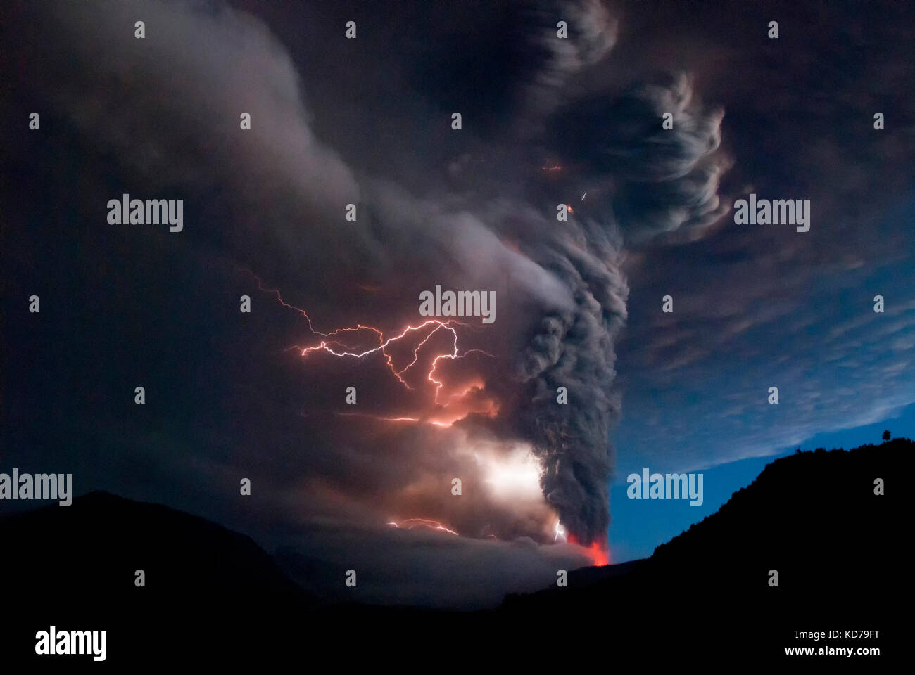 Immagini dell'eruzione presso il cordone del caulle, Ande, nelle vicinanze del vulcano puyehue, situato nel sud del Cile, regione de los Lagos. osorno, Foto Stock