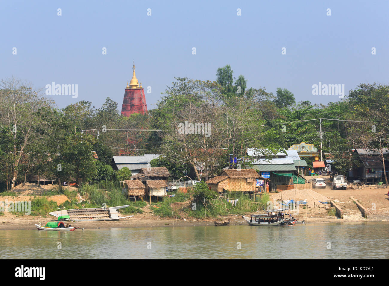 Una guglia del tempio sorge dietro il villaggio di Chaung Gyi sulle rive del fiume Irrawaddy in Myanmar (Birmania). Foto Stock