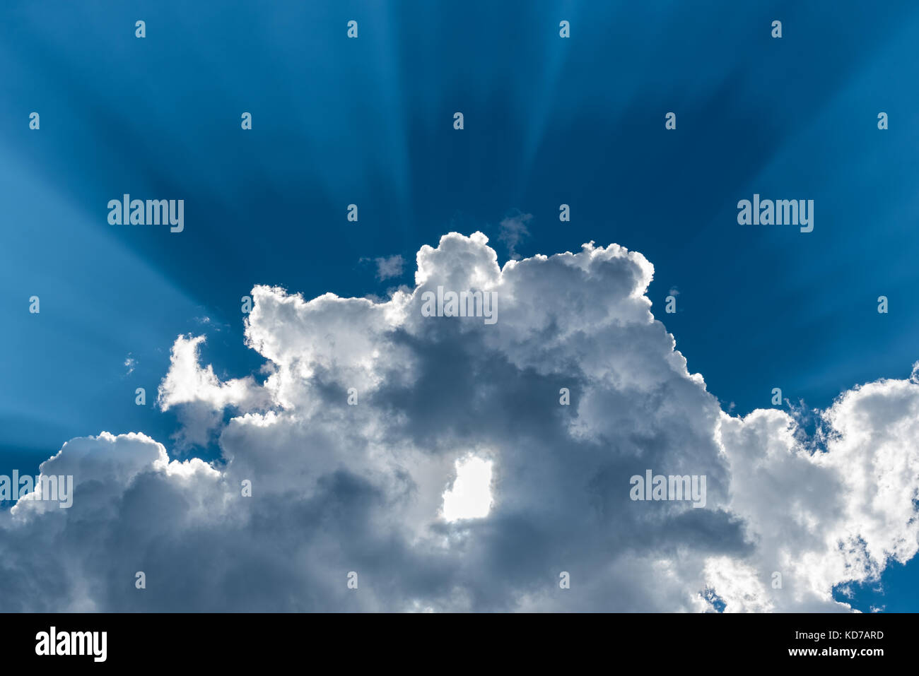 Raggi di sole e cloud. Foto Stock